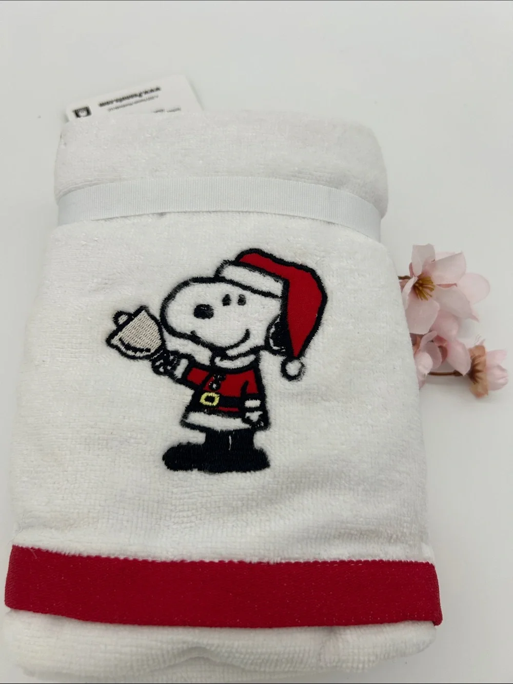 Peanuts 2 Pack Snoopy Santa Hand Towels, Embroidered Christmas design NWT!